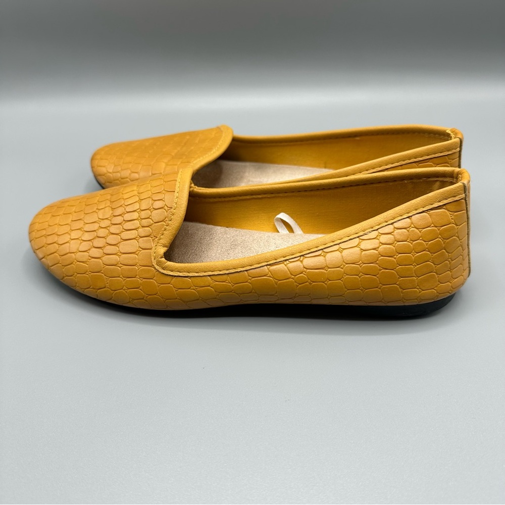 Daisy Fuentes Faux Leather Slip On flats Women’s size 7W yellow